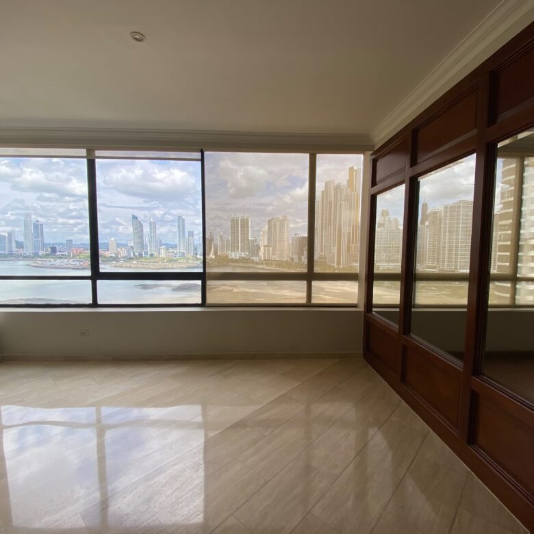Paitilla – Vista Al Mar: Cómodo Apartamento de 3 Habitaciones con Su Baño, 3 Parking