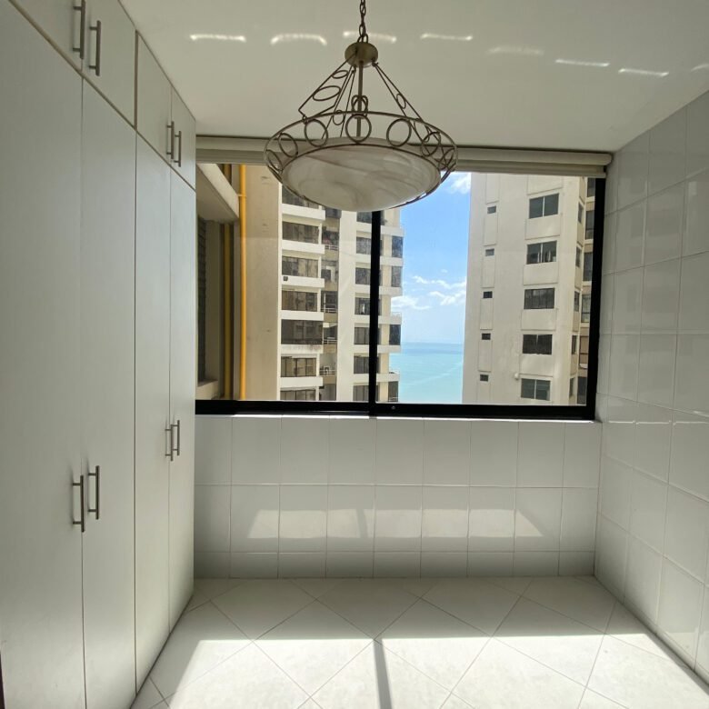 Paitilla – Vista Al Mar: Cómodo Apartamento de 3 Habitaciones con Su Baño, 3 Parking