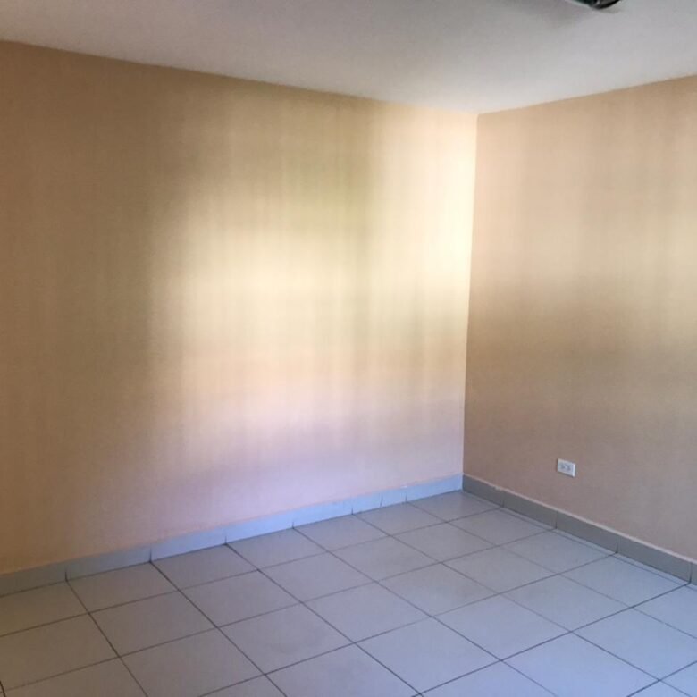 Area Revertida – Canal: Ancon, Casa de 8 Habitaciones, Patio Cercado