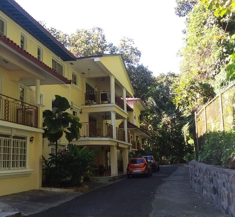 Area Revertida – Ancon: Gran Residencia de 12 Habitaciones, 2 Oficinas, 5 Salas