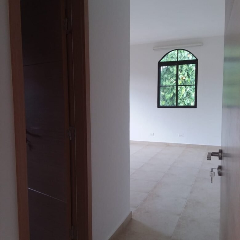 Clayton, con Garita de Seguridad: Clayton Village, Casa de 3 Recámaras + Estudio