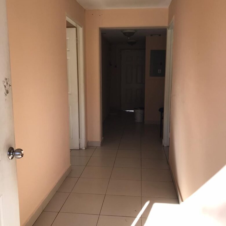 Area Revertida – Canal: Ancon, Casa de 8 Habitaciones, Patio Cercado