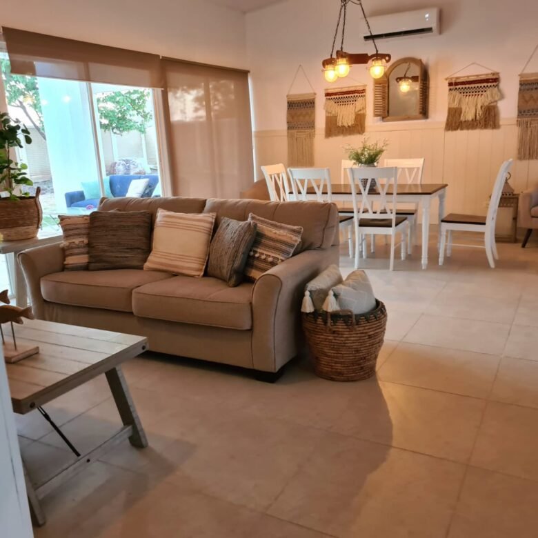 Casa de Playa, con Piscina Propia y Club de Playa: De 3 recamaras, Amoblada