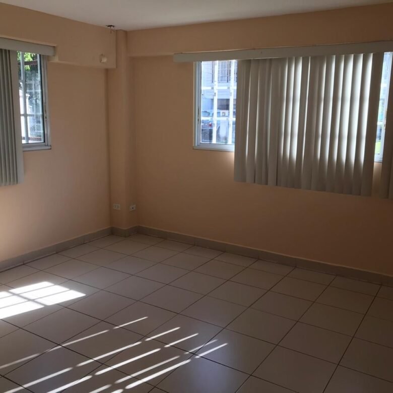 Area Revertida – Canal: Ancon, Casa de 8 Habitaciones, Patio Cercado