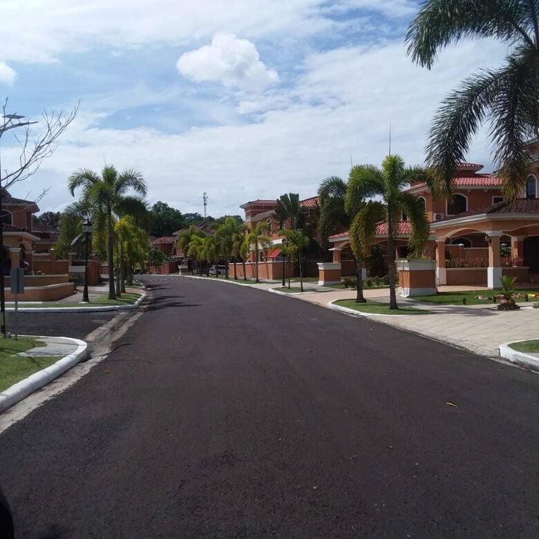 Clayton, con Garita de Seguridad: Clayton Village, Casa de 3 Recámaras + Estudio