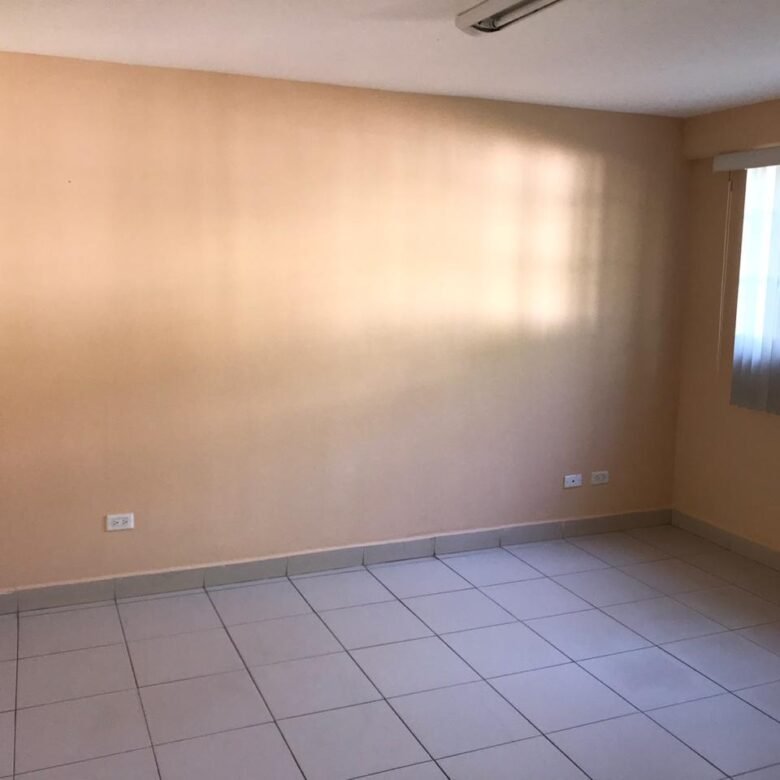 Area Revertida – Canal: Ancon, Casa de 8 Habitaciones, Patio Cercado