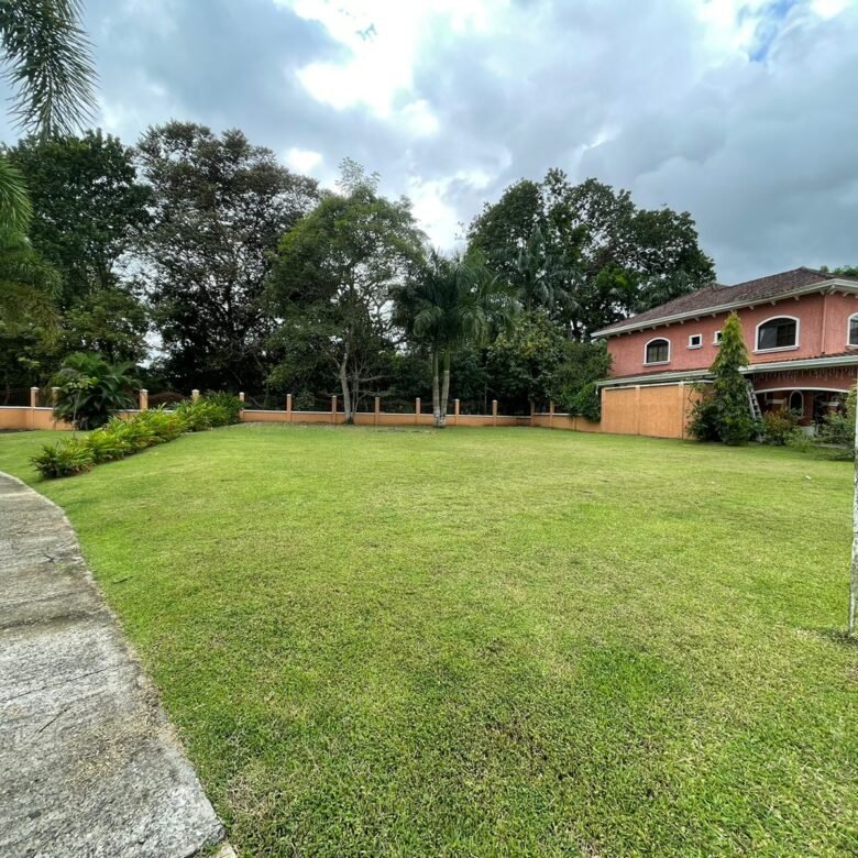 Disfrute de lo Natural – Construya Su Casa en Clayton: Colinda con Área Forestal