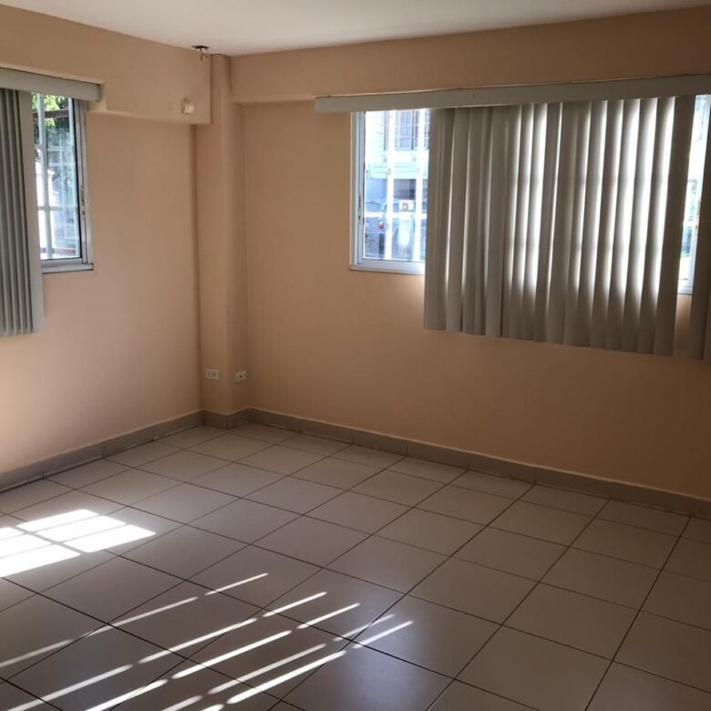 Area Revertida – Canal: Ancon, Casa de 8 Habitaciones, Patio Cercado