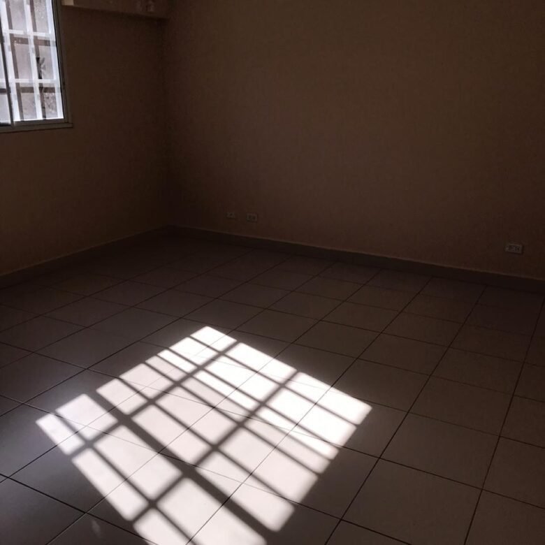 Area Revertida – Canal: Ancon, Casa de 8 Habitaciones, Patio Cercado