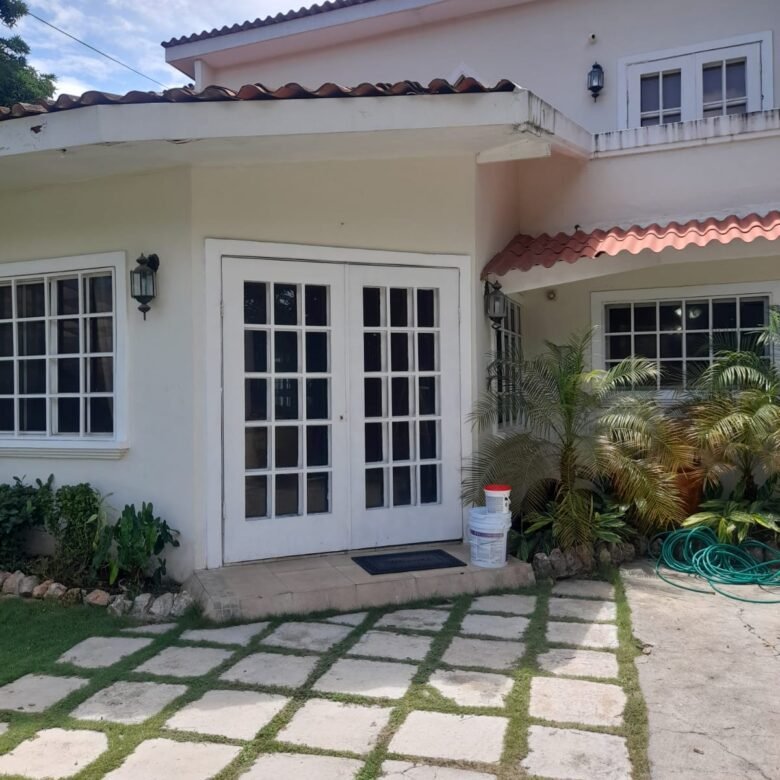 Playa Coronado – Casa con Piscina: con 2000 m² de Terreno, 6 Recamaras