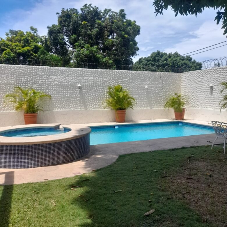 Playa Coronado – Casa con Piscina: con 2000 m² de Terreno, 6 Recamaras
