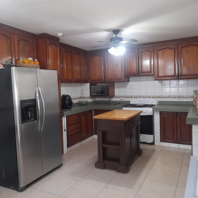 Playa Coronado – Casa con Piscina: con 2000 m² de Terreno, 6 Recamaras