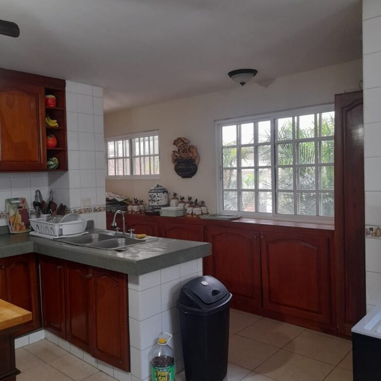 Playa Coronado – Casa con Piscina: con 2000 m² de Terreno, 6 Recamaras