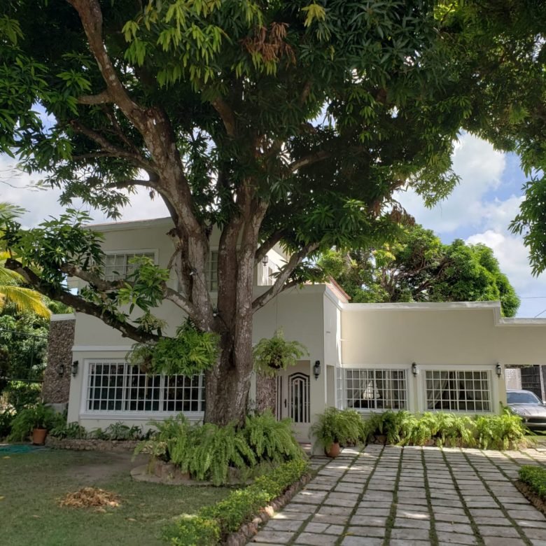 Playa Coronado – Casa con Piscina: con 2000 m² de Terreno, 6 Recamaras