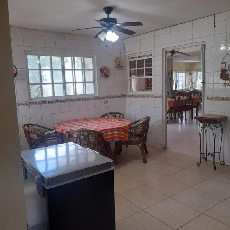 Playa Coronado – Casa con Piscina: con 2000 m² de Terreno, 6 Recamaras