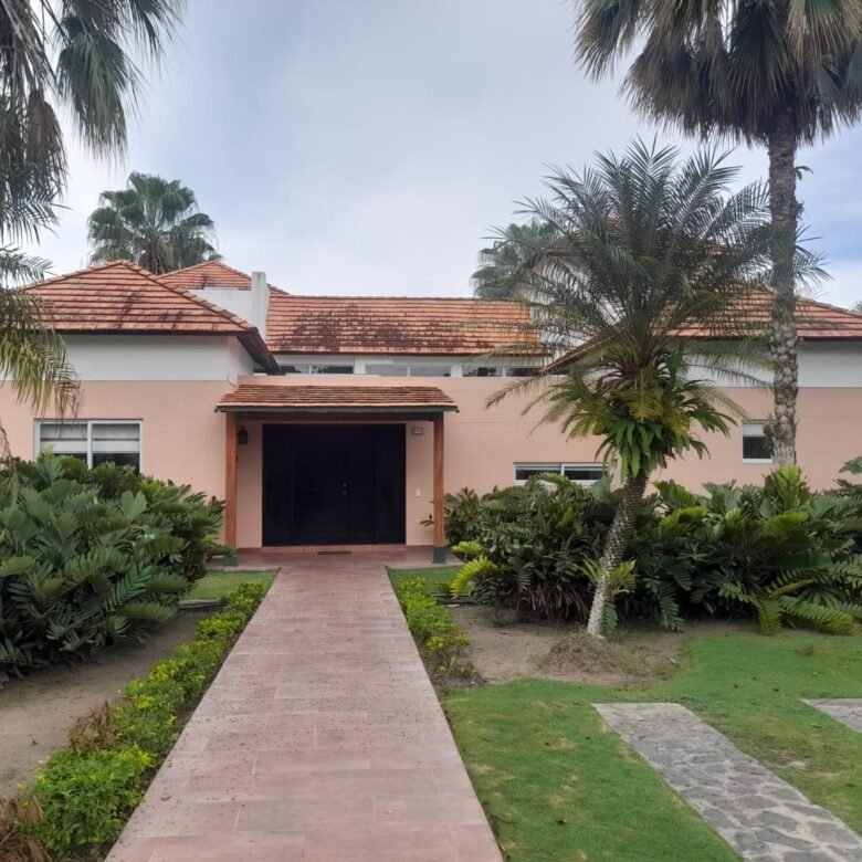 Playa Blanca – Town House a Frente Campo de Golf: Casa con 1600 m² Terreno, 5 Recamaras