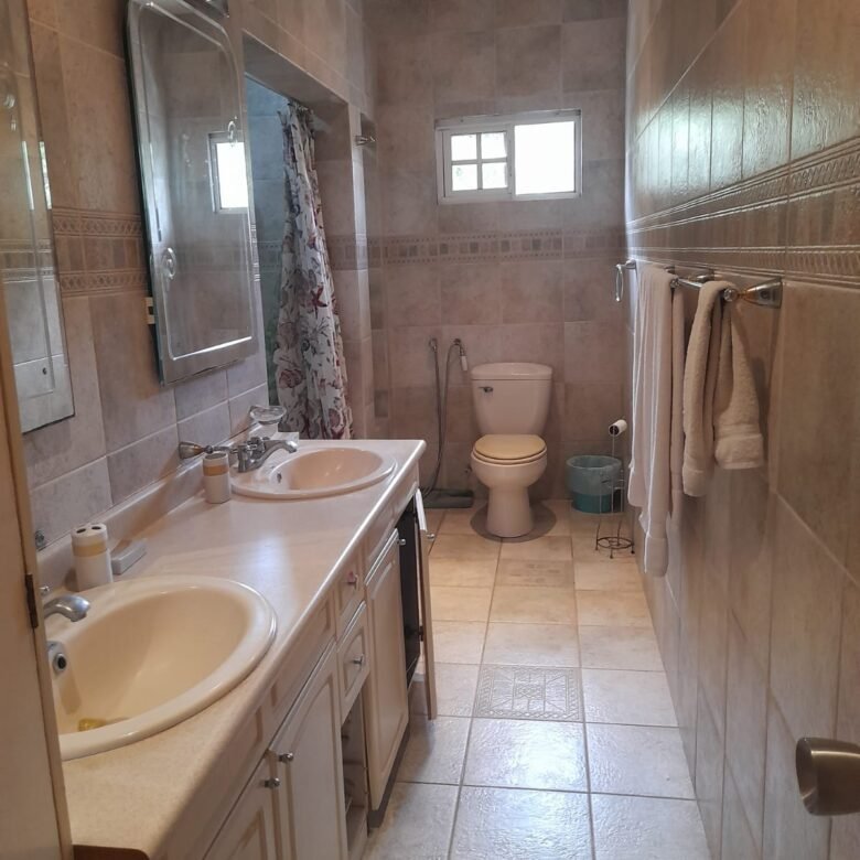 Playa Coronado – Casa con Piscina: con 2000 m² de Terreno, 6 Recamaras