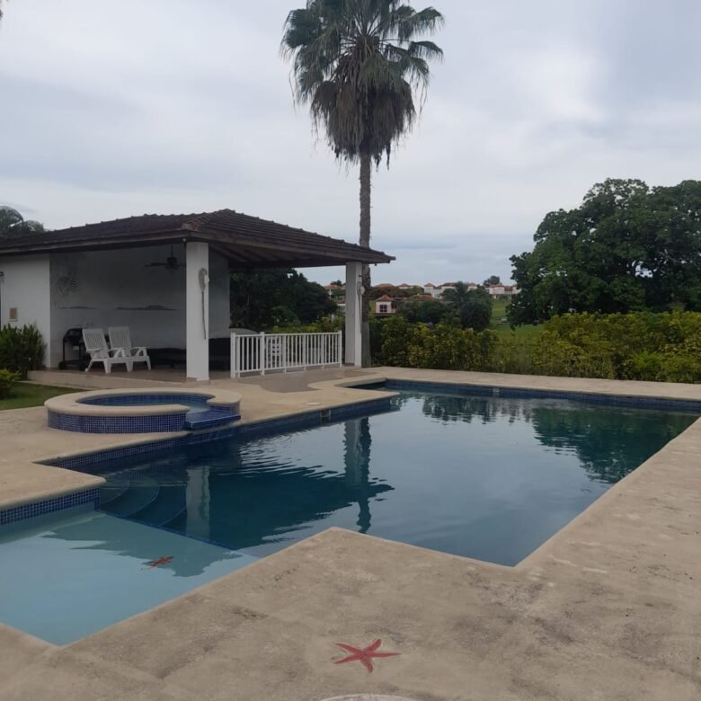 Playa Blanca – Town House a Frente Campo de Golf: Casa con 1600 m² Terreno, 5 Recamaras