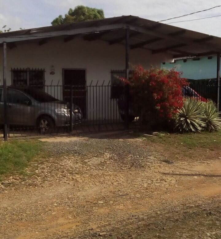 Casa Para Uso Comercial bajo o Residencial: La Chorrera – Barrio Colon, Cerca Vía Principal