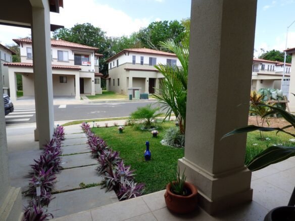 Palmia Woodlands – Venta con Inquilino: Cómoda Casa de 3 Habitaciones con Linea blanca