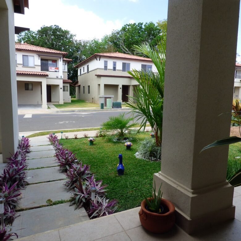 Palmia Woodlands – Venta con Inquilino: Cómoda Casa de 3 Habitaciones con Linea blanca