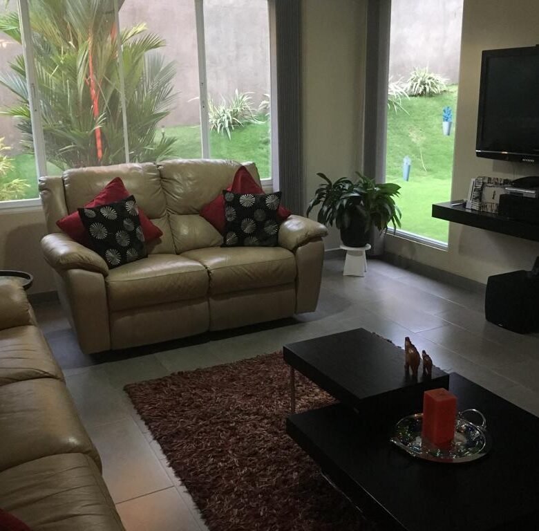 Una Persona Puede Fácilmente Elegir Una Casa, Pero Tu Eliges un “Hogar”: Casa de 3 Habitaciones