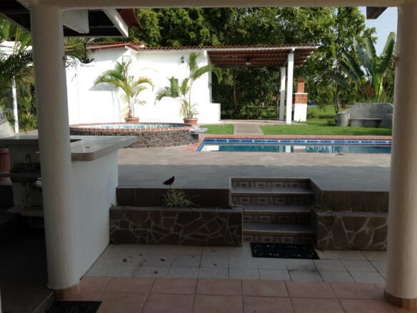 Coronado: Disfrutable Casa de Playa – 3 Habitaciones, 2 Baños + Casa de Visitas