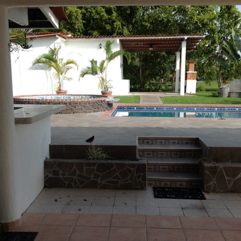 Coronado: Disfrutable Casa de Playa – 3 Habitaciones, 2 Baños + Casa de Visitas