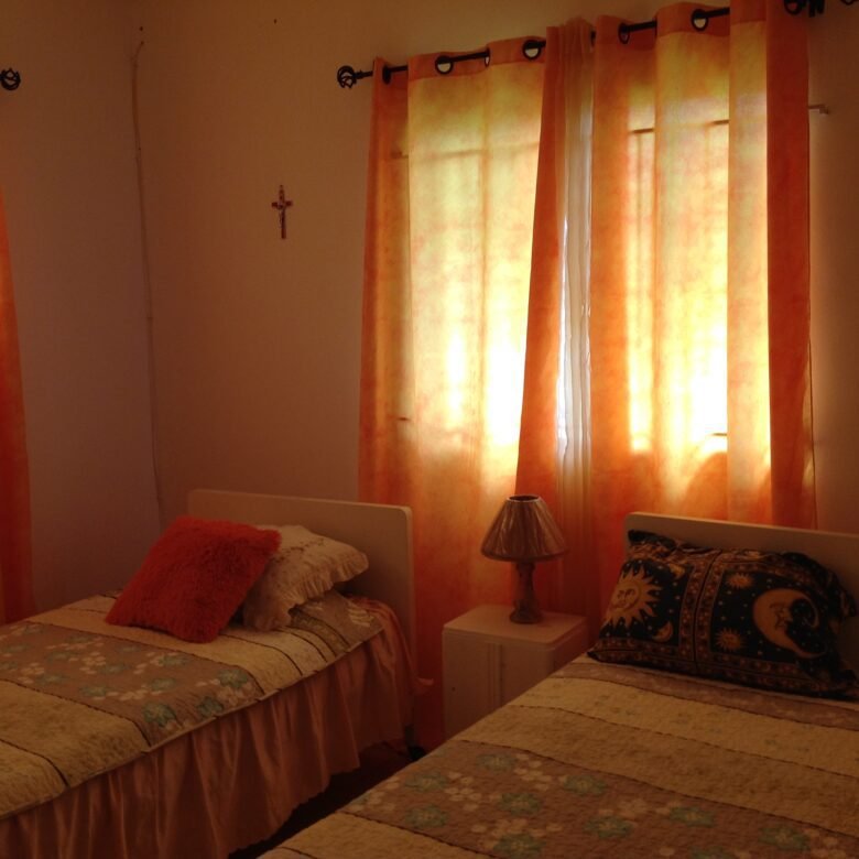Coronado: Disfrutable Casa de Playa – 3 Habitaciones, 2 Baños + Casa de Visitas