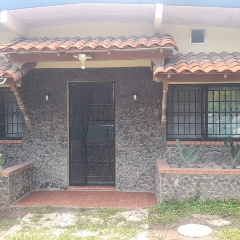 Playa Corona: Casa con Piscina, Inversión Apta Para Cabañas y Alquiler en Airbnb