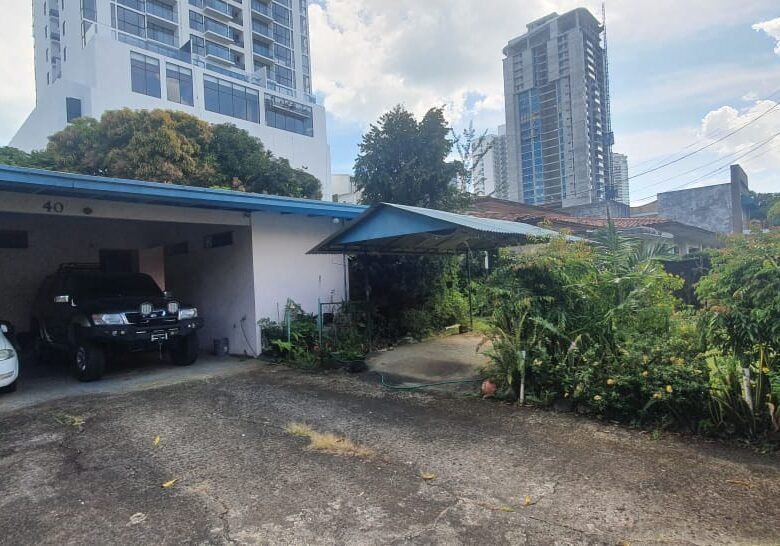 Para Usted! Su Casa o Terreno en Altos del Golf: R2a 2500 m² + Casa de 400 m²