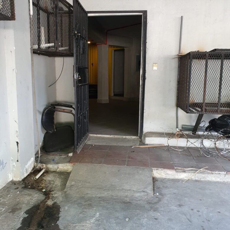 Calle 50 – Espacioso, Planta Baja, con Acceso por Dos Calles: Local Comercial