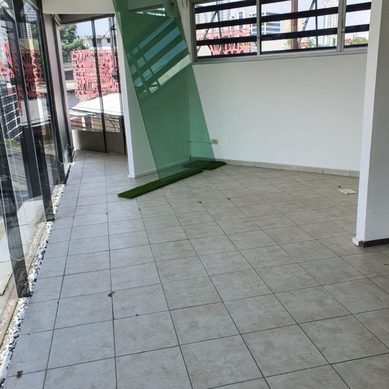 Calle 50, Se Ve Desde Calle – en Plaza Comercial: Piso 1, Local de 60 m²