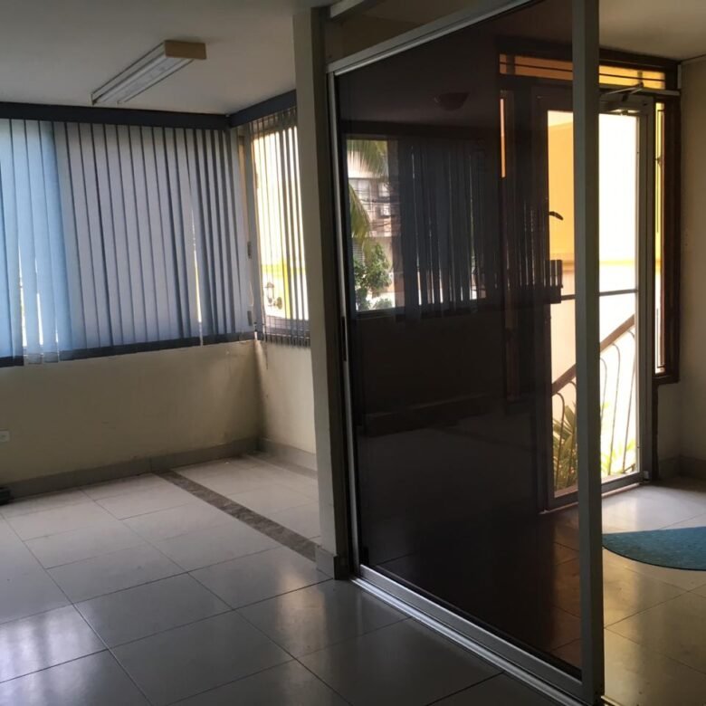 Marbella – Apto en Pb Para Local Comercial (Hubo Gas) 160 m², 6 Parking