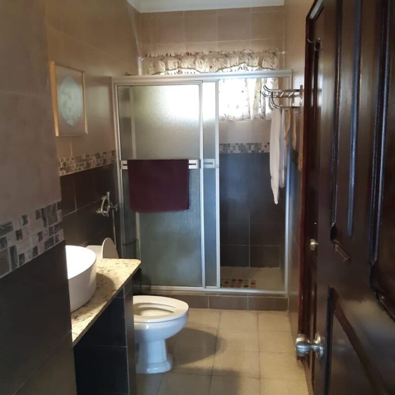 Casa en San Francisco – Cerca Vía Porras: con 4 Recamaras, 2 Cocinas, 6 Parkings