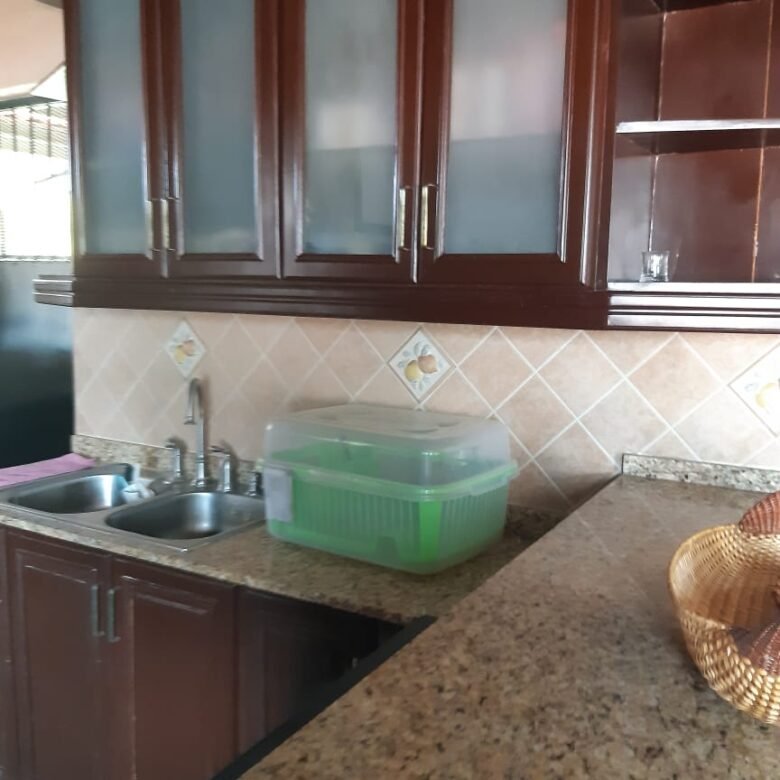 Casa en San Francisco – Cerca Vía Porras: con 4 Recamaras, 2 Cocinas, 6 Parkings