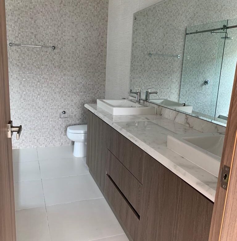 Altos de Panama: Alta Parque – Seguridad 24hrs, Casa de 4 Recamaras, 4.5 Baños