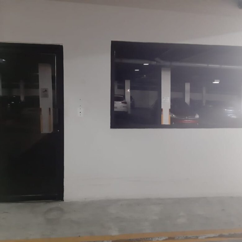 Tumba Muerto – Local Comercial en Plaza Comercial con + 200 Estacionamientos