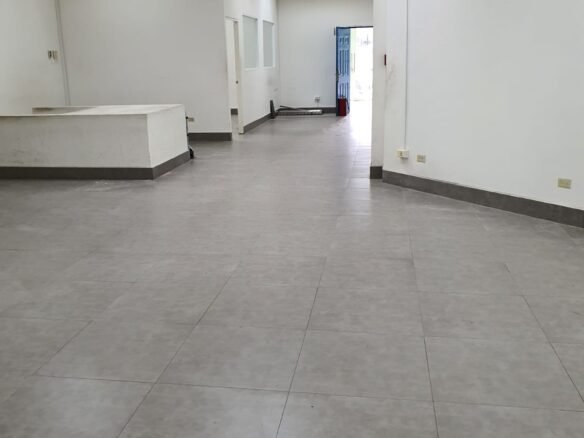 Calle 50 – Espacioso, Planta Baja, con Acceso por Dos Calles: Local Comercial