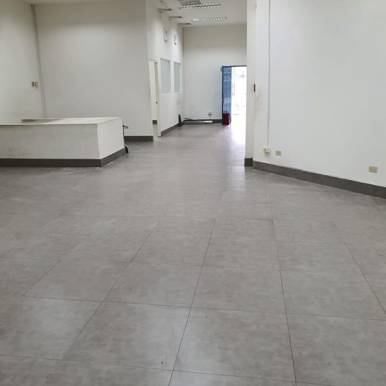 Calle 50 – Espacioso, Planta Baja, con Acceso por Dos Calles: Local Comercial