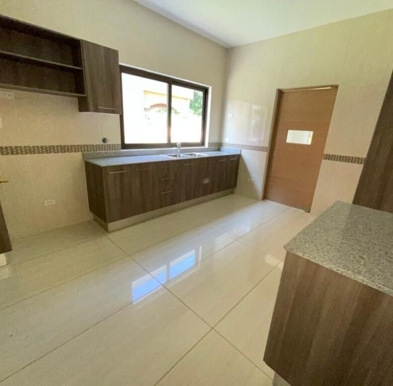 Clayton: Exclusiva Residencia con Seguridad Garantizada, 4 Habitaciones