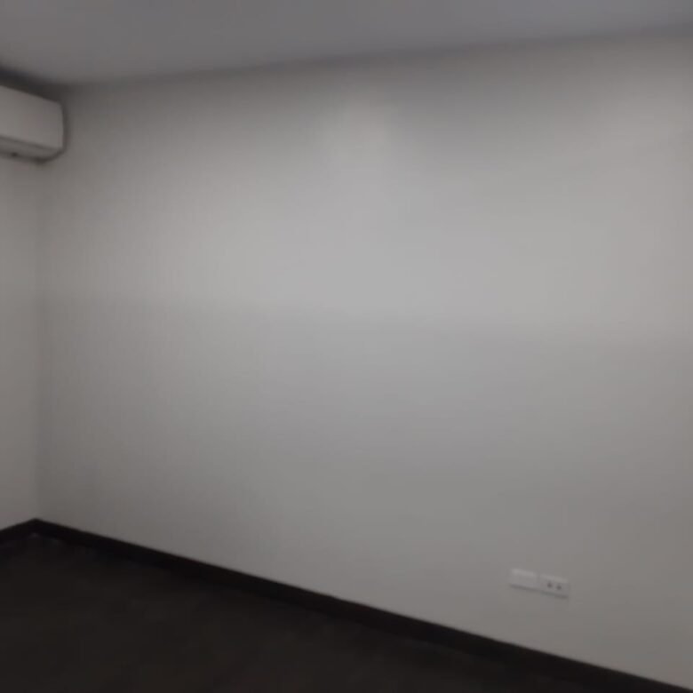 Tumba Muerto – Local Comercial en Plaza Comercial con + 200 Estacionamientos