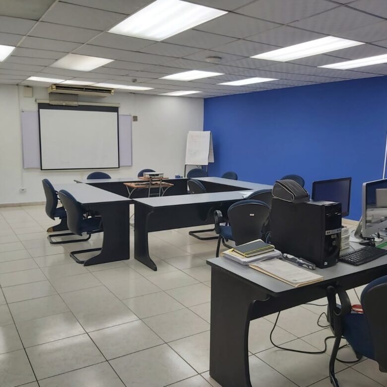 Fernández de Córdova – Local Comercial con Terreno de 5000 m² Aproximado