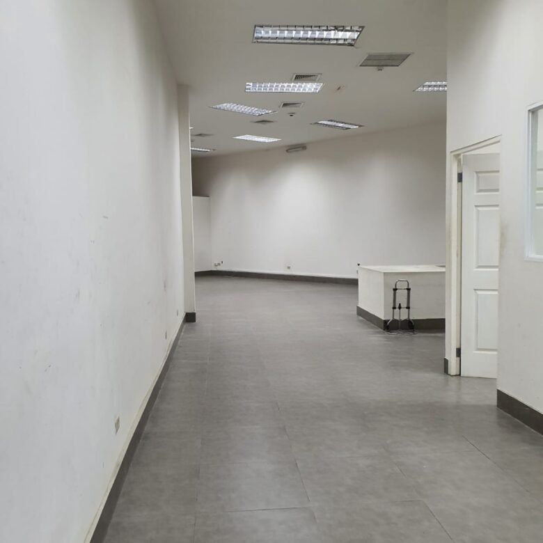 Calle 50 – Espacioso, Planta Baja, con Acceso por Dos Calles: Local Comercial