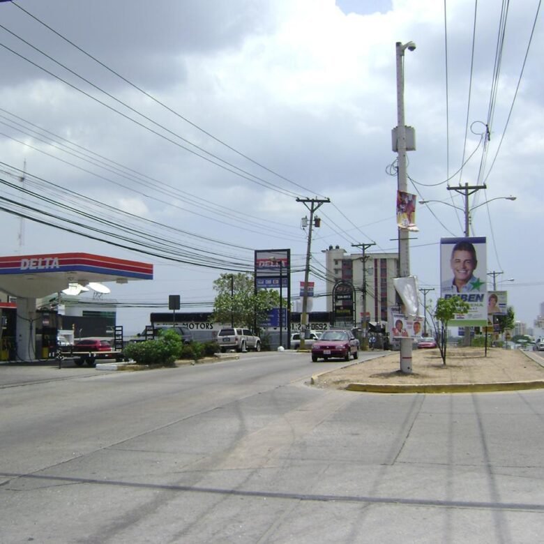 12 de Octubre: Local Comercial – Planta Baja, 135.4 m², 2 Niveles Internos