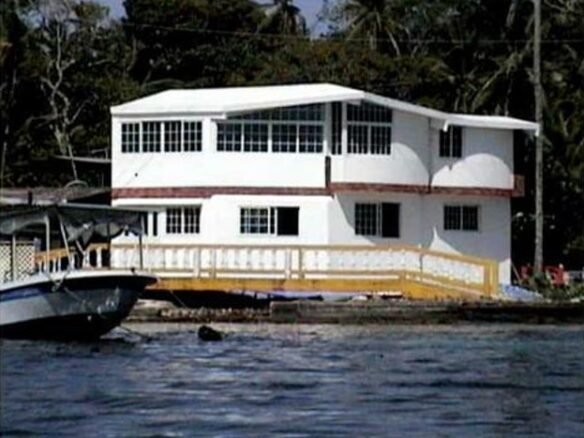 Colon – Isla Grande: Casa Frente Al Mar, Amplia y Relajante, con Angar Para Bote