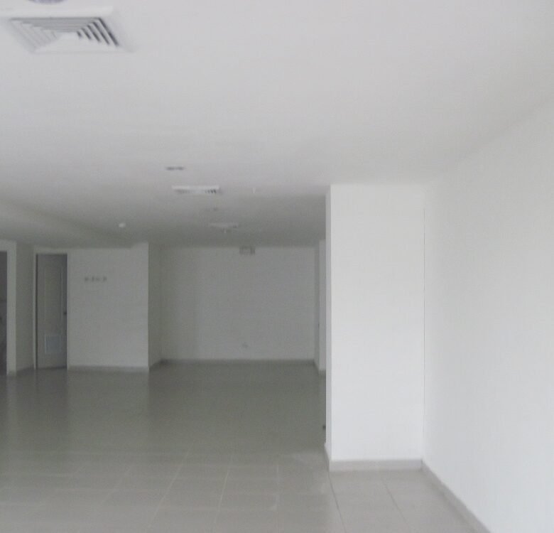 Av Balboa, Calle Lateral, Local Comercial de 180 m. Terminado.