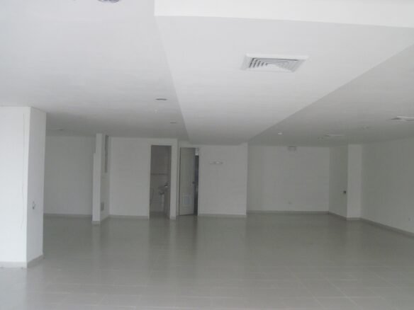 Av Balboa, Calle Lateral, Local Comercial de 180 m. Terminado.
