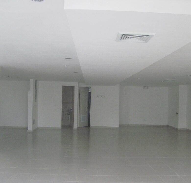 Av Balboa, Calle Lateral, Local Comercial de 180 m. Terminado.