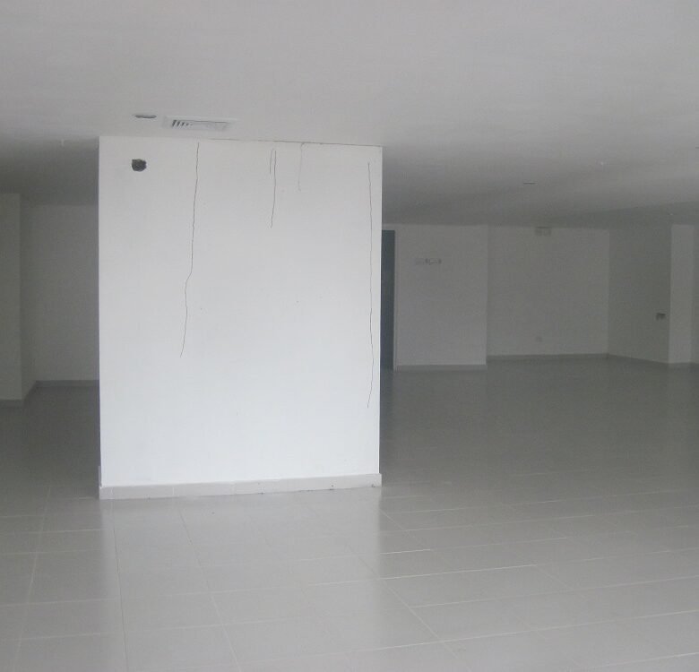 Av Balboa, Calle Lateral, Local Comercial de 180 m. Terminado.